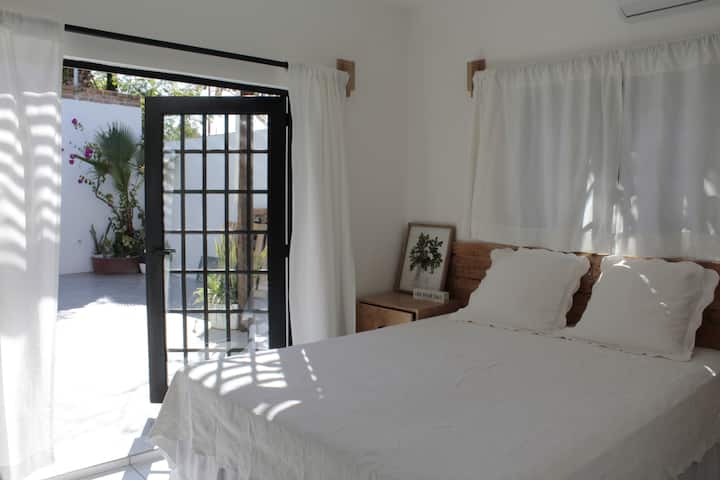 Сите спални соби и дневна соба имаат клима уред.  Клима уред  во влезната куќа.