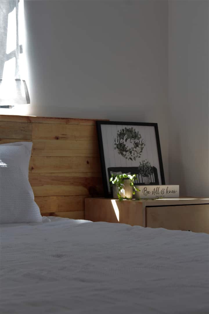 Во спалната соба 3 има голем плакар и задна врата со директен пристап до просторот околу базенот и дворот.