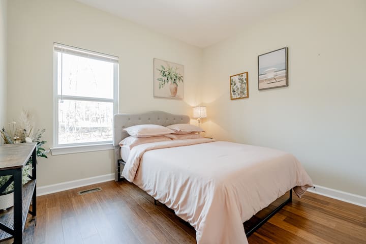 La chambre rose - il s'agit d'une chambre d'amis, tous les étages de la maison sont en bambou