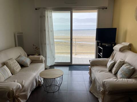 Top performing Airbnb: Apartment with sea view in Saint Brevin Les Pins