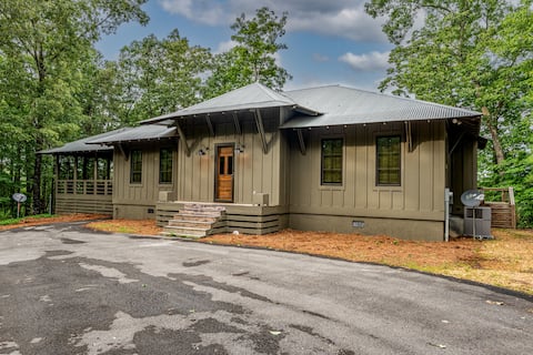 Cozy Crane Hill Cottage