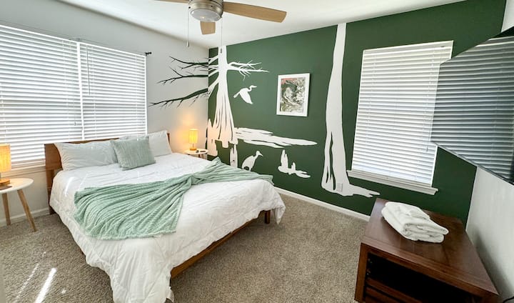 50"-იანი ტელევიზორი | მოხატულობის ოთახი | სარკისებრი კარადის კარები 