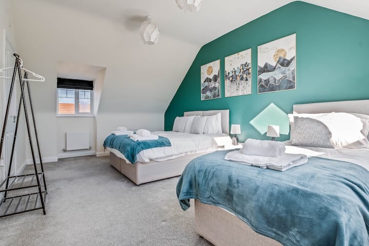 Perfecto para familias o amigos: una cama tamaño king o 2 individuales, una individual adicional y un baño en suite para una total privacidad