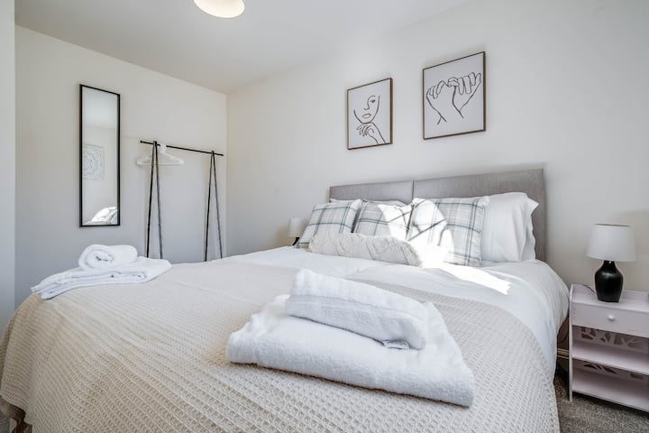 Un espacio tranquilo con una espaciosa cama tamaño king, perfecto para una buena noche de sueño