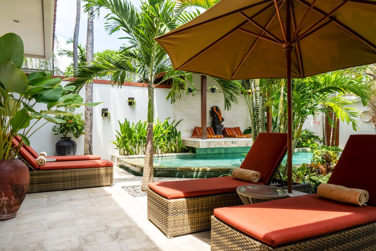 Villa in Denpasar Selatan · ★4.92 · 3 bedrooms · 4 beds · 4 private baths, Airbnb karşılaştırması