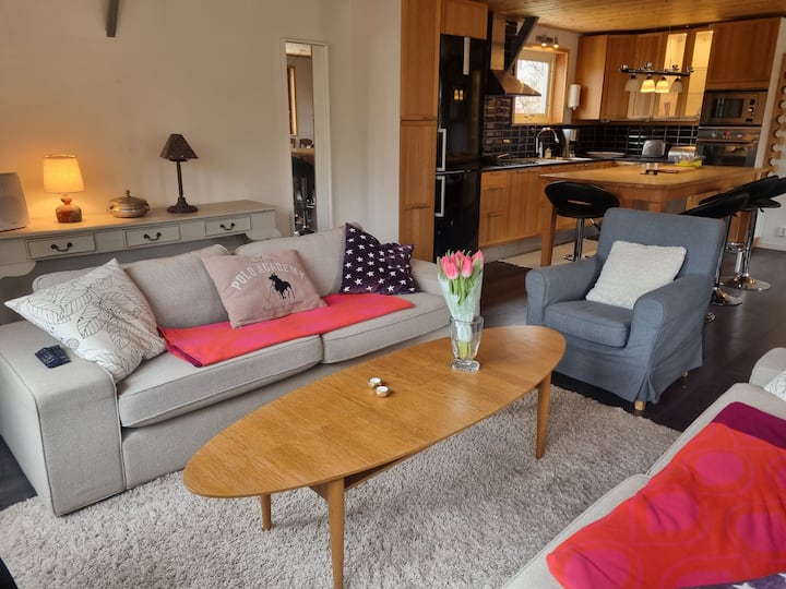 Mysigt vardagsrum - Ommöblerat men kan möbleras tillbaka på samma sätt.