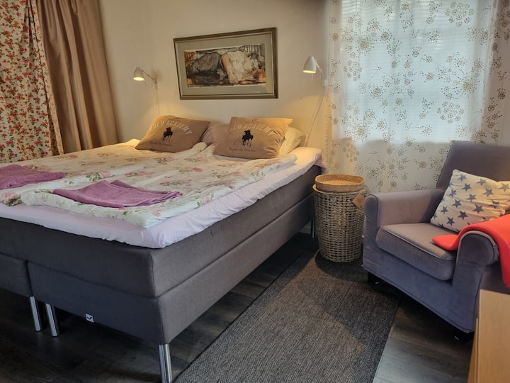 Kontinentalsäng 180 cm bred - Huvudsovrum / Master Bedroom