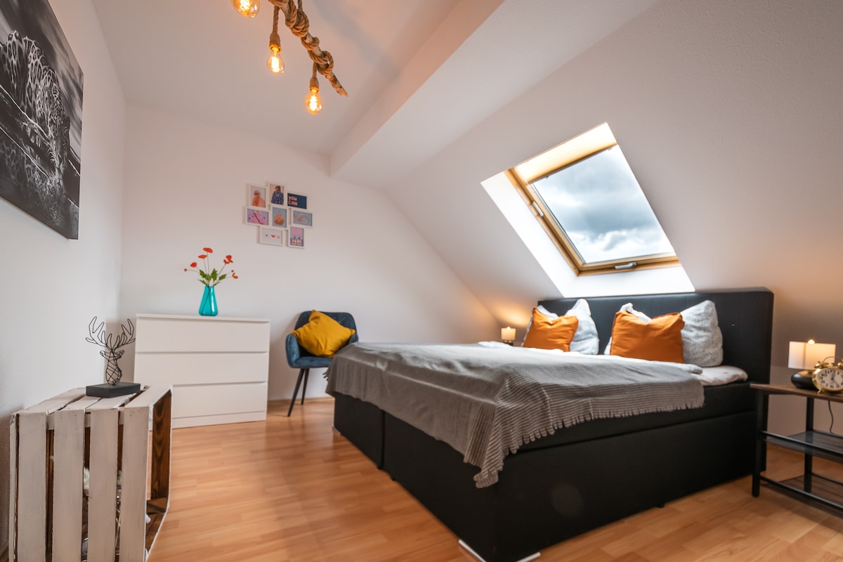 отпуснете се в красивия апартамент със синьо чили в 
спалнята
