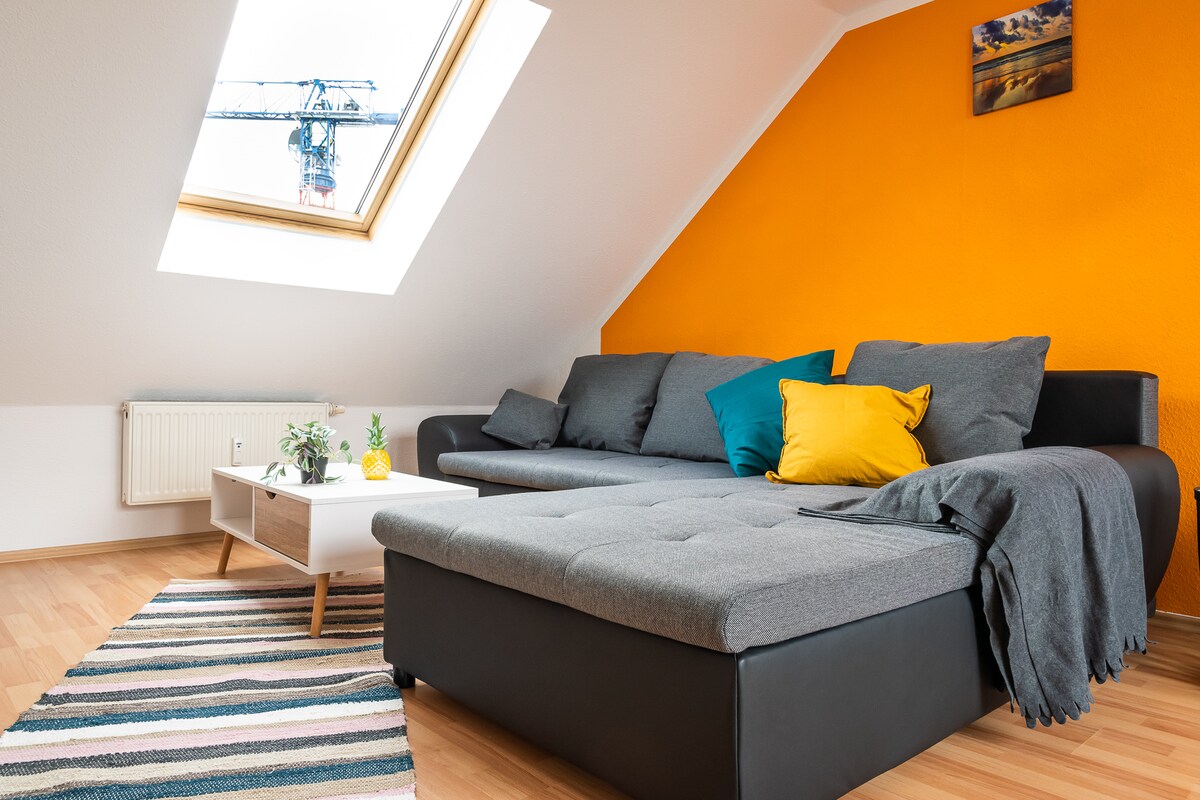 отпуснете се в красивия апартамент със синьо чили във всекидневната
