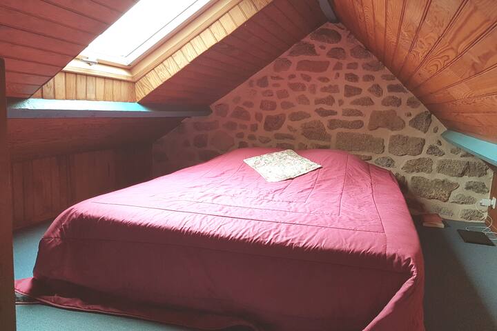 Habitación en altillo, cama de 140.