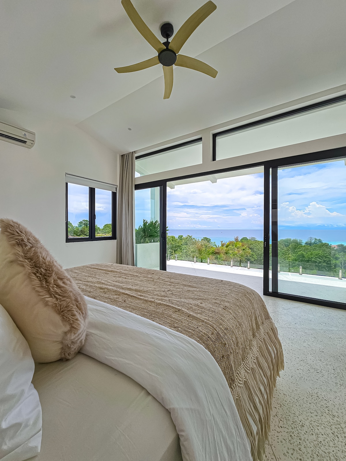 Მთავარი ფლიგელი მაღლა 