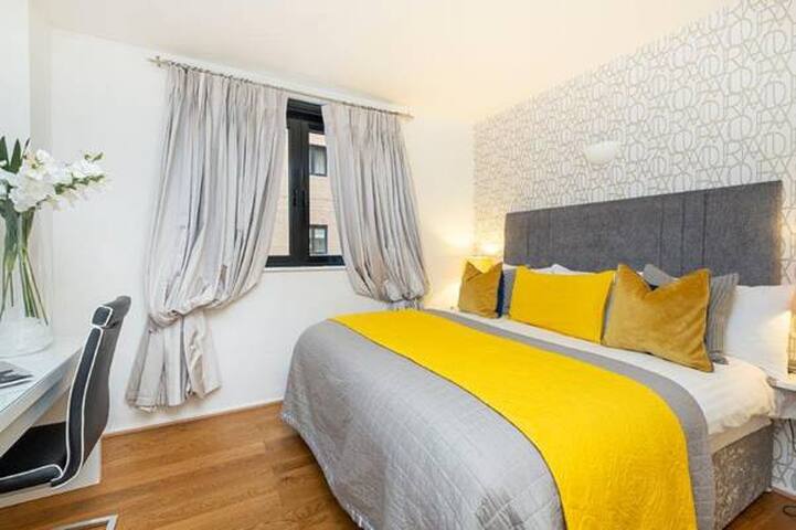 Spacious 2 bedroom 2 bathroom in South Kensington. gallery image 3