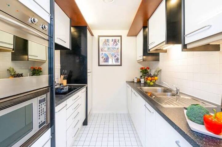 Spacious 2 bedroom 2 bathroom in South Kensington. gallery image 4