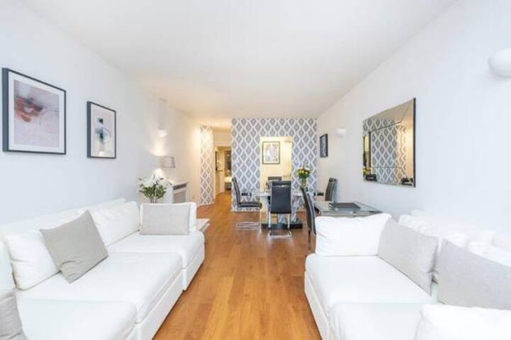 Spacious 2 bedroom 2 bathroom in South Kensington.