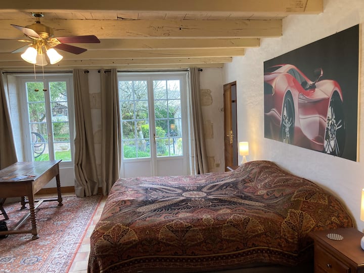 חדר שינה ראשי עם מיטת קינג סייז. מצעים בסגנון סקנדינבי. דלת לחדר רחצה צמוד. דלתות היישר לגינה (החלק העליון של המדרגות בחוץ) ושביל לוקח אתכם לבריכה. 