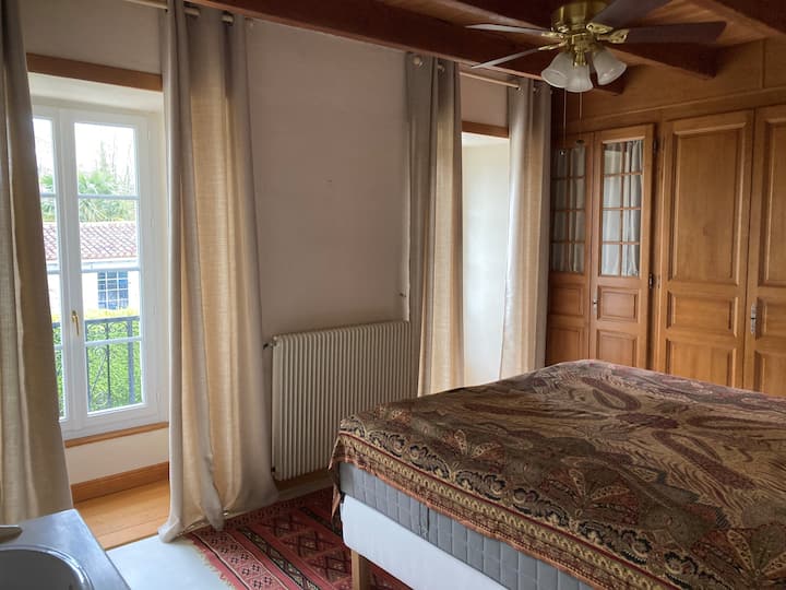 חדר האירוח הקדמי. שני החלונות משגיחים על הפטיו והבריכה. מיטת קינג סייז. מצעים בסגנון סקנדינבי. כיור רחצה נפרד בחדר (הצצה שמאלה בתמונה). 