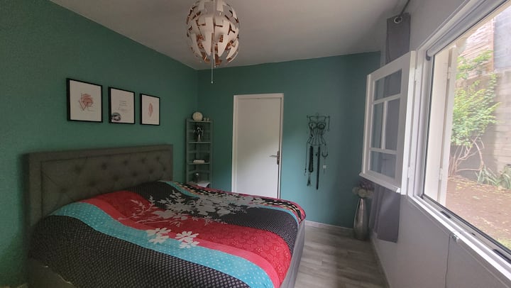 Spálňa s vlastnou kúpeľňou.
Vynikajúce hrubé matrace s rozmermi 160 x 200.
Izba a kúpeľňa sú vybavené sieťkami proti komárom.