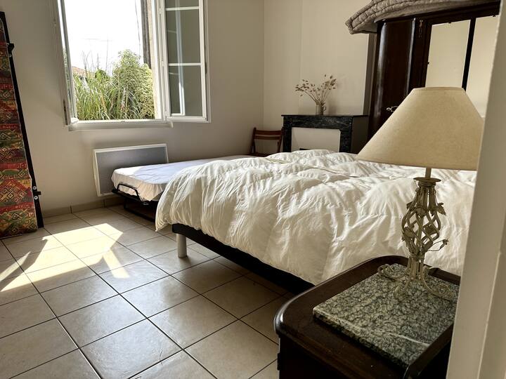 Საოჯახო ნომერი - 1 ორადგილიანი და 2 ერთადგილიანი საწოლი