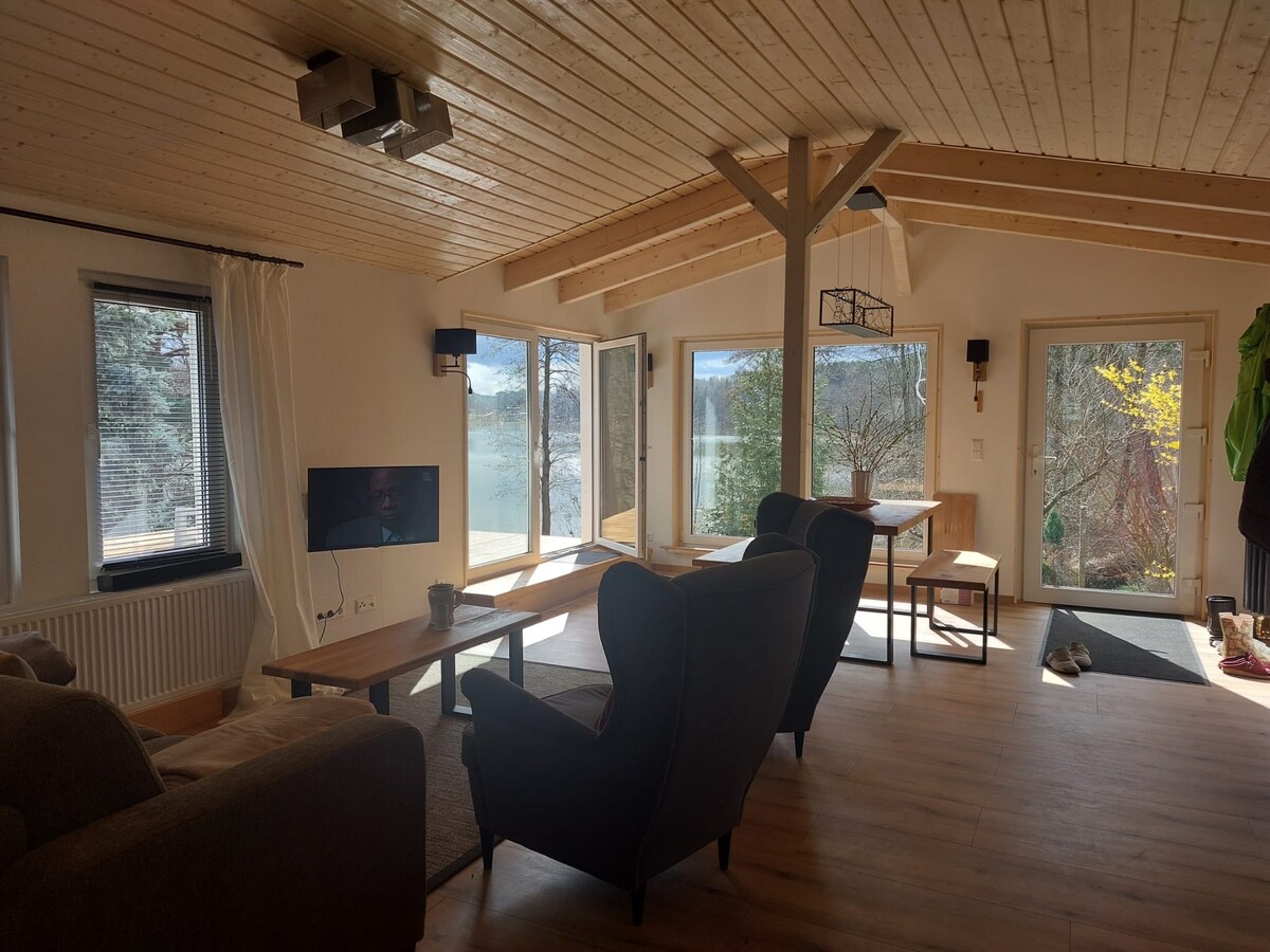 客厅可直接欣赏湖泊美景。