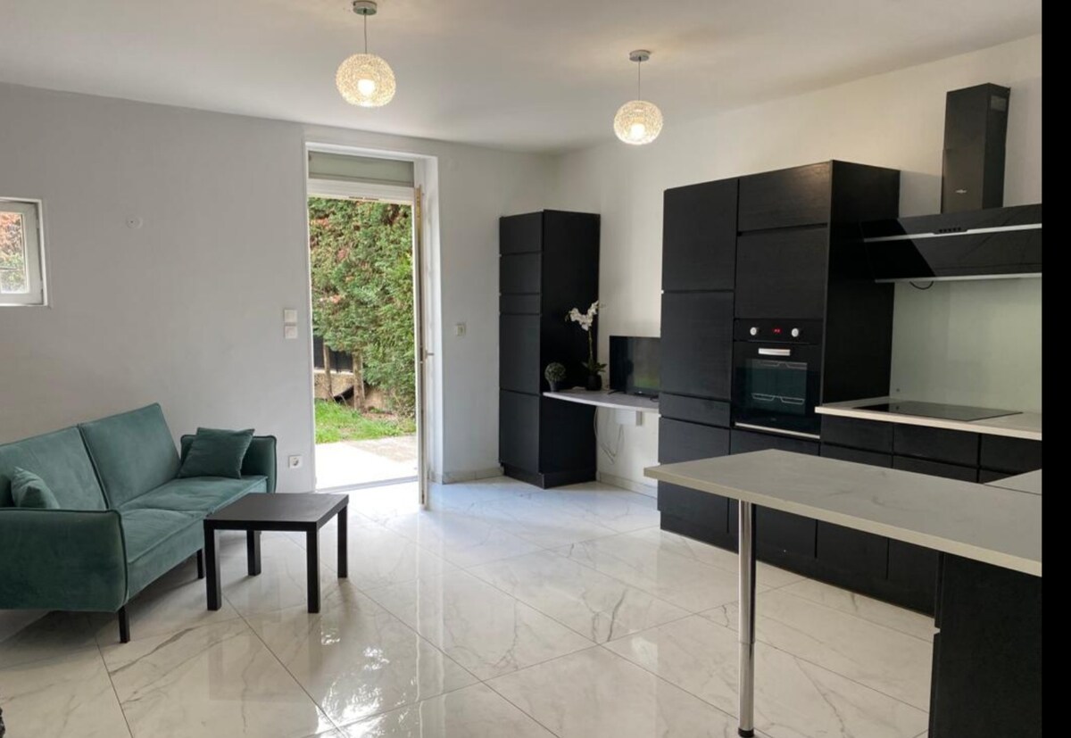 Airbnb performant: Apartment Ground floor Terrace à Vénissieux