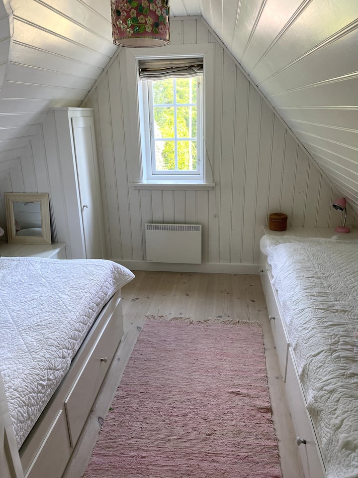 Chumba kizuri cha kulala chenye kitanda mara mbili 140x200 na kitanda kimoja 90x220.