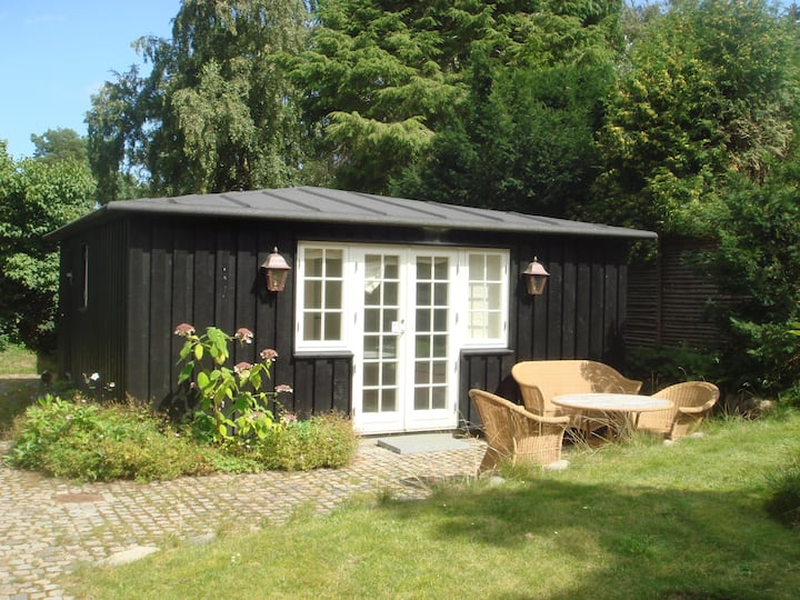 Kiambatisho chenye starehe chenye sehemu ya kulala ya 3, sehemu ya sofa na bafu la kujitegemea na choo.
