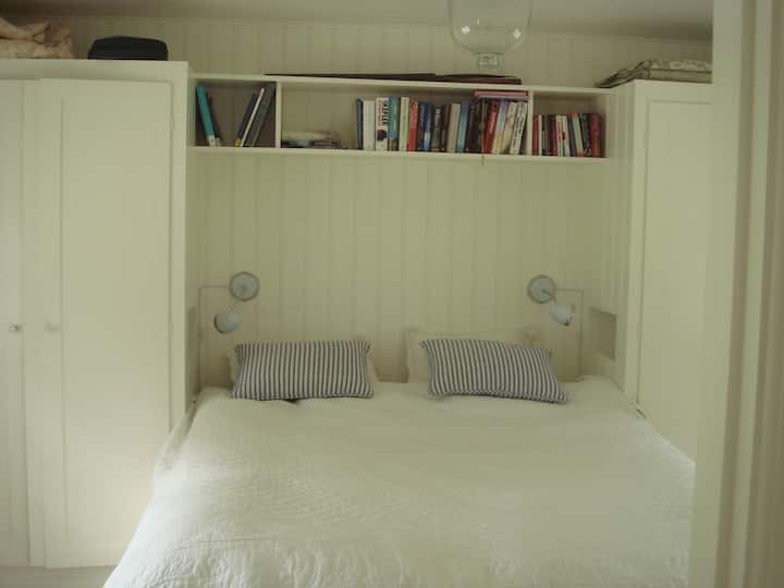 Chumba kikuu cha kulala chenye kitanda cha ukubwa wa kifalme (sentimita 180X220).