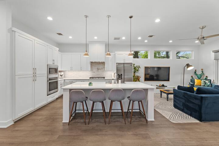 Cowboy Pool, Hot Tub & Sauna – Stylish Retreat gallery image 3