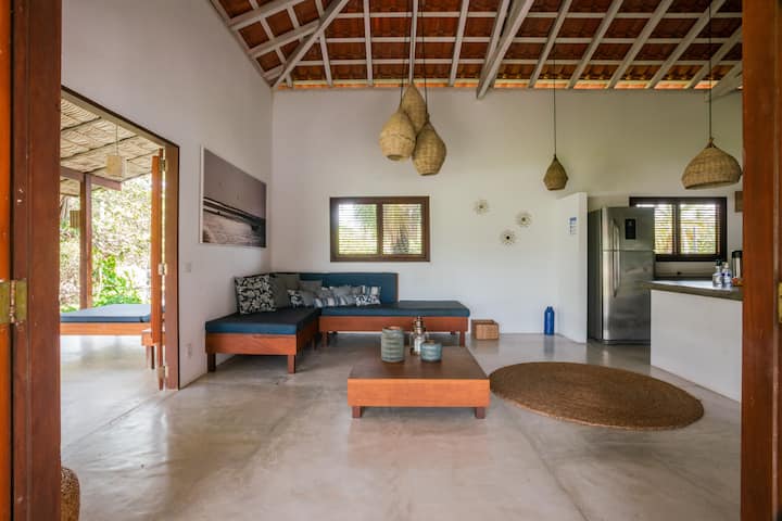 Sebule iliyo na vyombo vya jikoni vilivyozungukwa na roshani