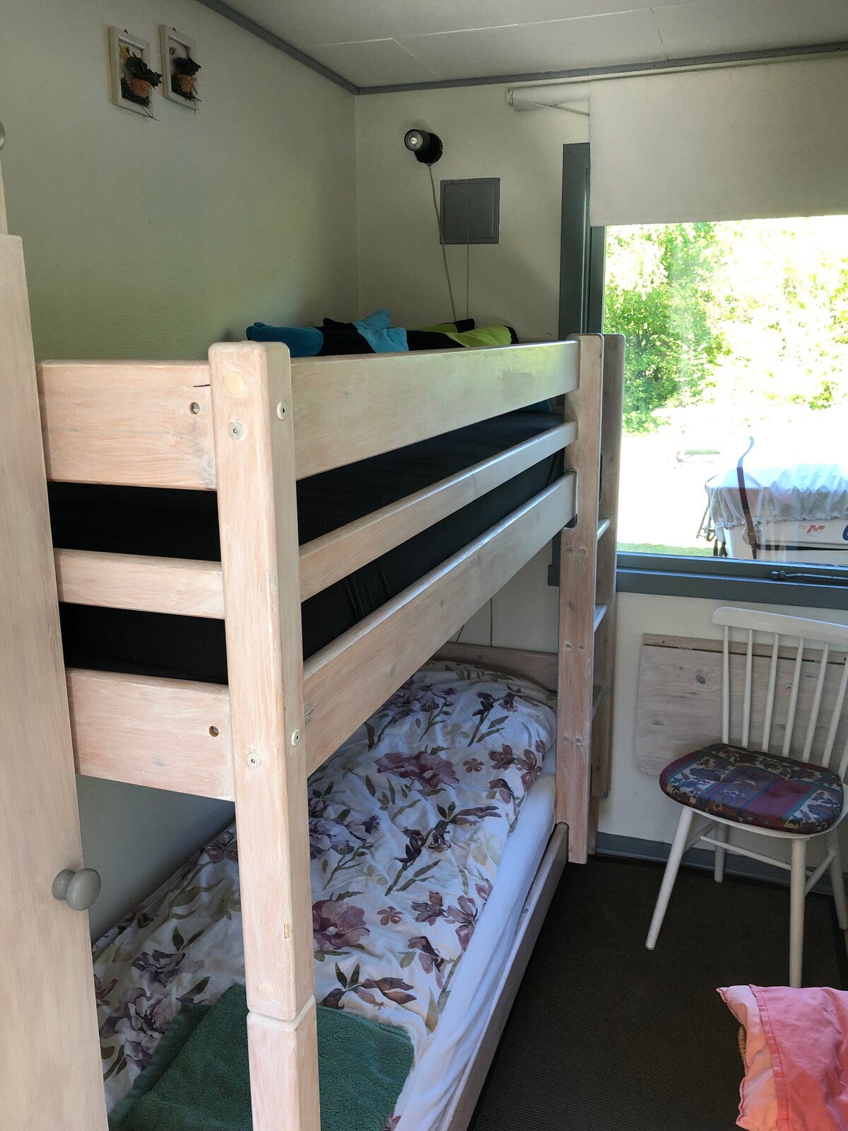 هذه الغرفة التي تحتوي على أسرّة بطابقين مخصصة في المقام الأول للأطفال. ولكن هناك طول كامل للكبار أيضًا.