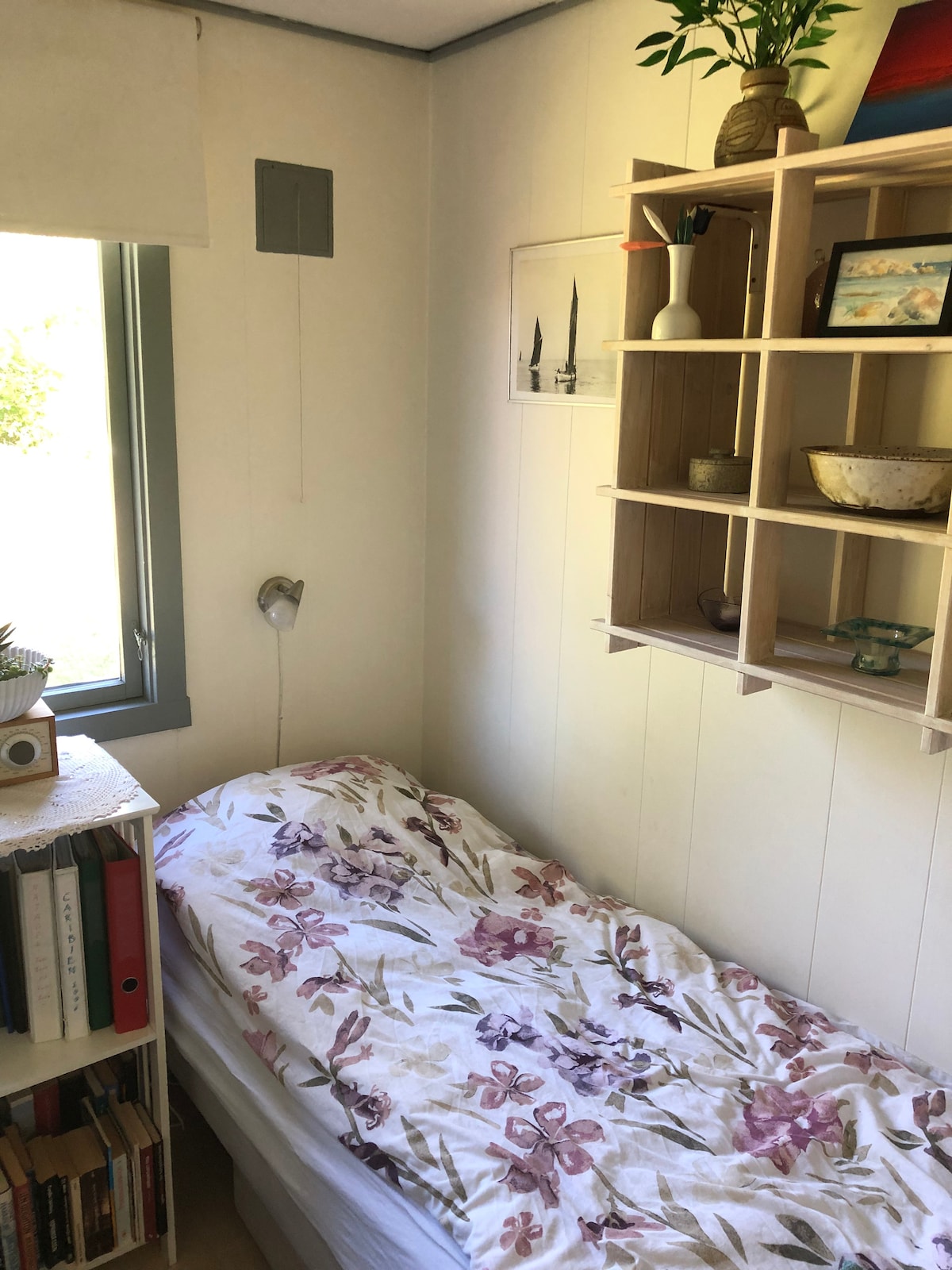 تحتوي إحدى الغرف على سريرين فرديين