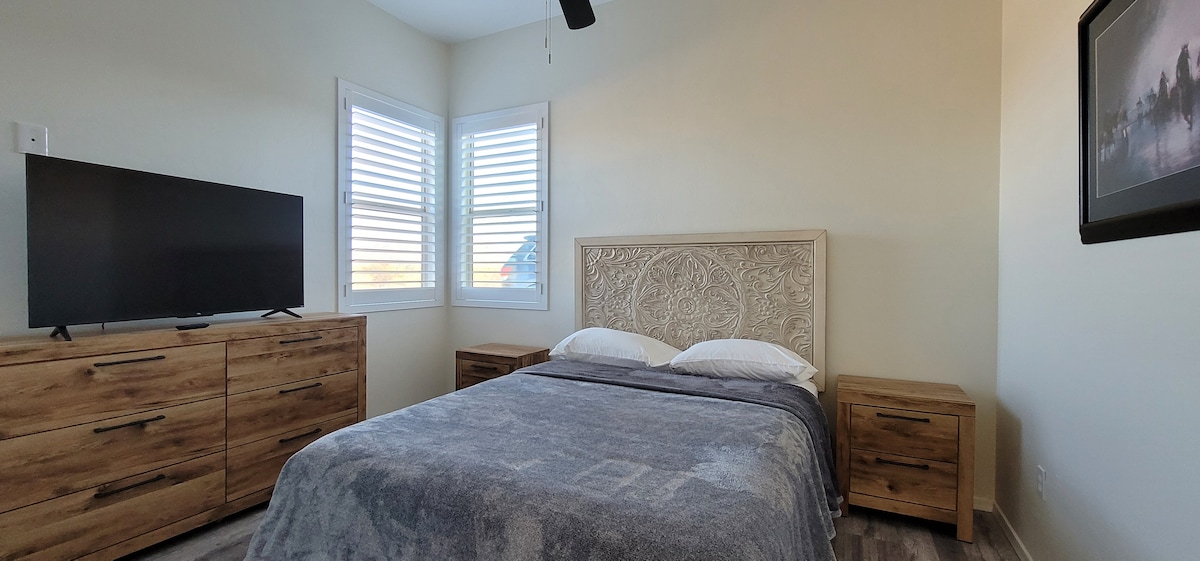 חדר שינה עם טלוויזיה של Roku