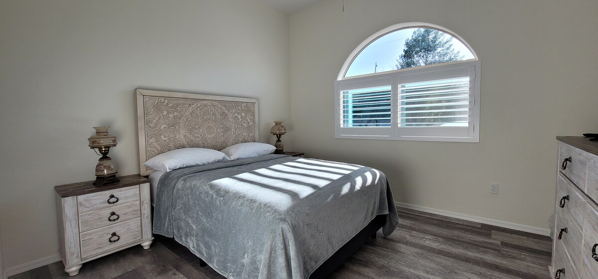 חדר שינה עם טלוויזיה של Roku