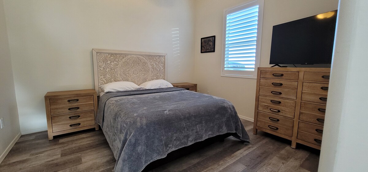 חדר שינה עם טלוויזיה של Roku