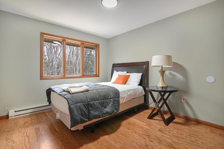 Простор за седење „Удобно место за одмор: телевизор, ѕидови исполнети со уметнички дела, кадифени каучи; опуштете се со стил и удобност“.