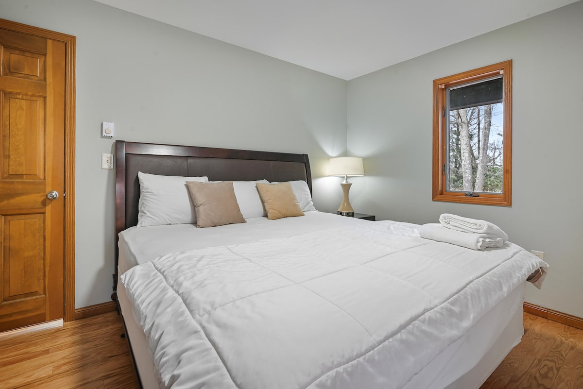 Prostor za sjedenje „Udobno utočište: TV, zidovi ispunjeni umjetninama, plišani kauči; opustite se sa stilom i udobnošću.”