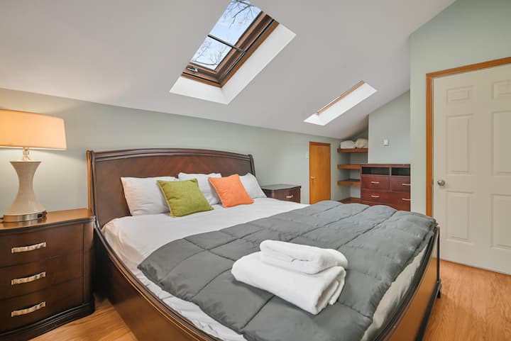 Простор за седење „Удобно место за одмор: телевизор, ѕидови исполнети со уметнички дела, кадифени каучи; опуштете се со стил и удобност“.