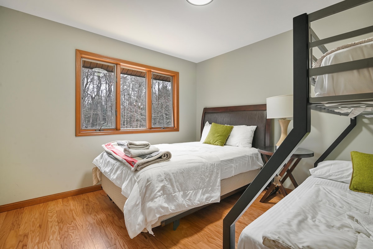 Prostor za sjedenje „Udobno utočište: TV, zidovi ispunjeni umjetninama, plišani kauči; opustite se sa stilom i udobnošću.”