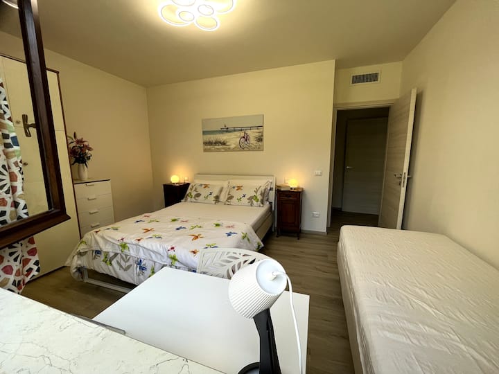 Მყუდრო საძინებელი ორადგილიანი საწოლით და ერთადგილიანი საწოლით/დივნით