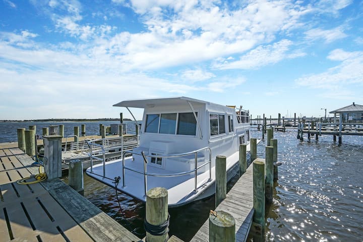 houseboat tourism