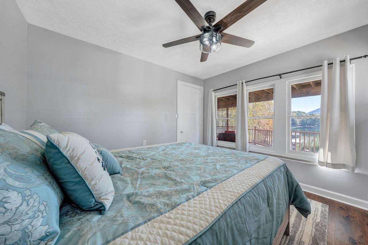 Spálňa s manželskou posteľou Queen