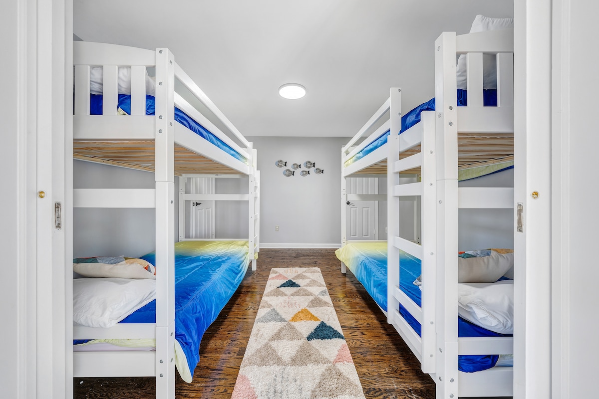 Spálňa so štyrmi samostatnými posteľami