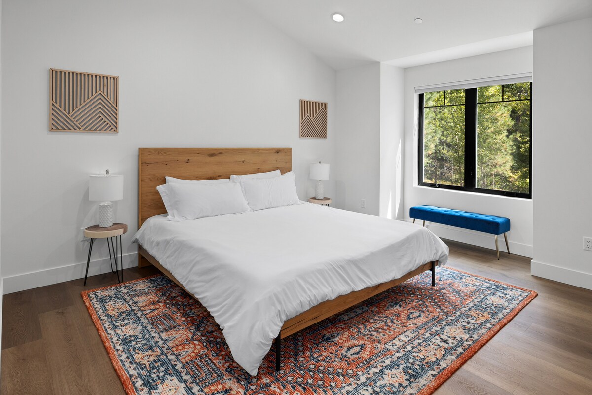 舒适的加大双人床，带套房浴室。 