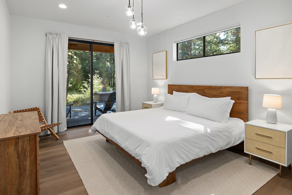 主卧配有舒适的加大双人床，以及通往露台的滑动玻璃门。 