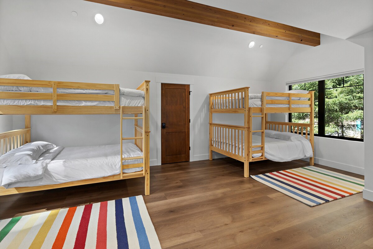 大型儿童房套房卫生间内设全尺寸双层床。 也是一个很棒的游戏空间。 