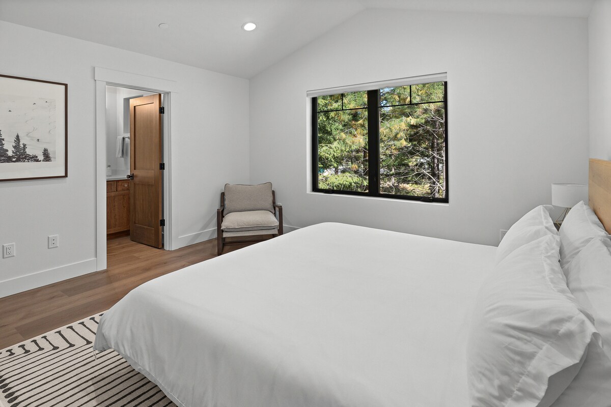 舒适的加大双人床，带套房浴室。 