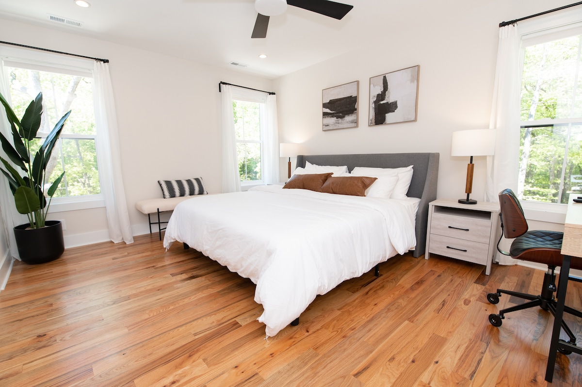 Esta espaciosa suite principal también cuenta con un espacio de trabajo exclusivo