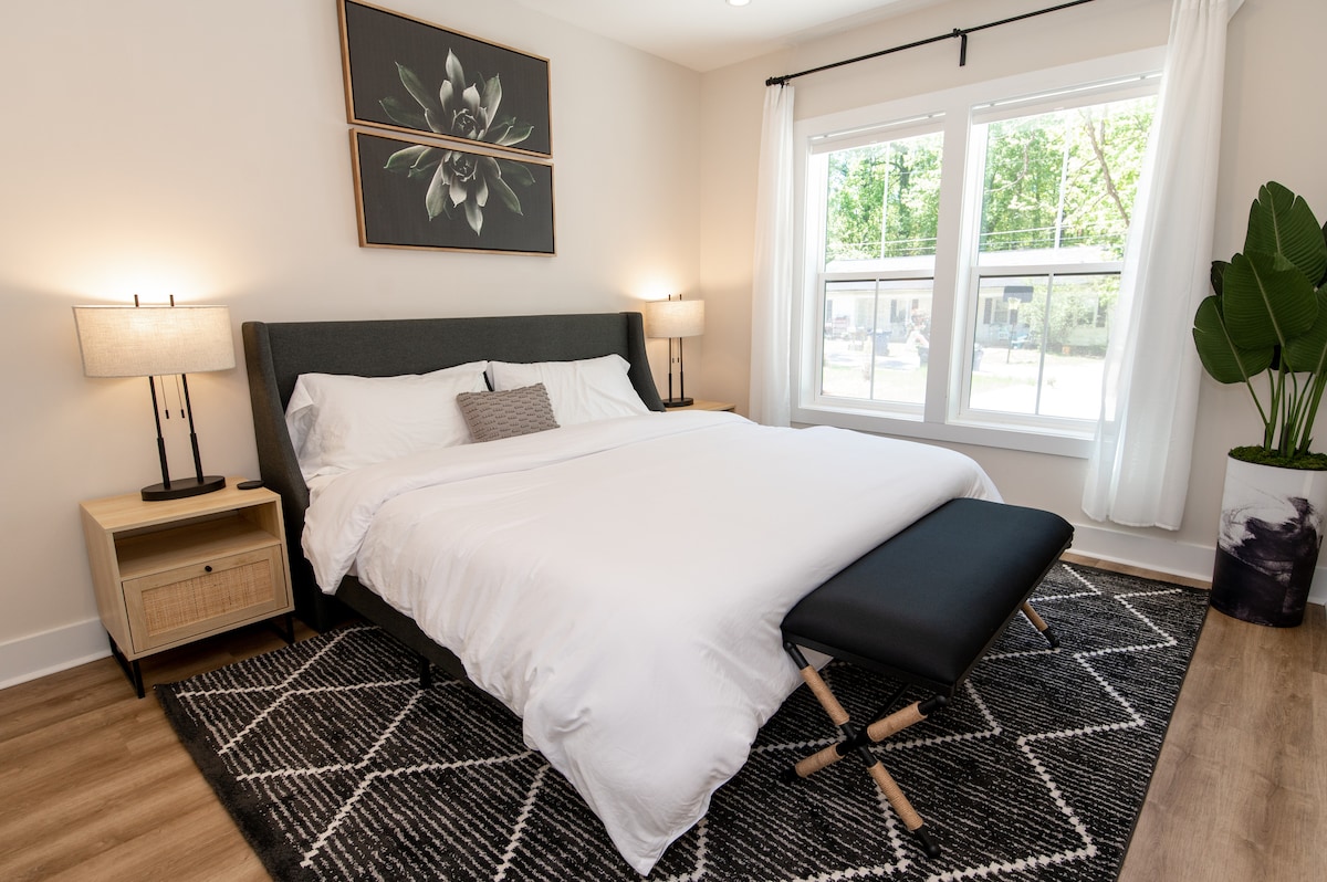 Suite King (abajo): diseño exquisito, toneladas de luz natural, cama tamaño king y baño privado.