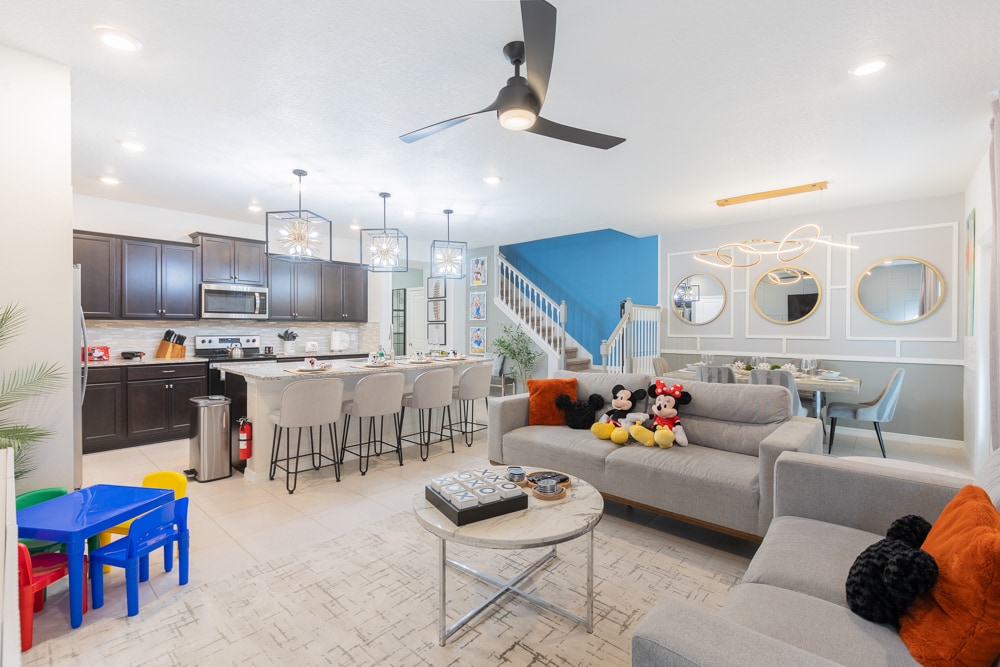 Katika eneo hili la dhana lililo wazi utapata jiko, sebule na eneo la kula. Jiko letu lina vifaa vyote. Sebuleni utaona televisheni, kitanda cha sofa na feni ya dari. Na pia kuna eneo la kula lenye meza na viti.       