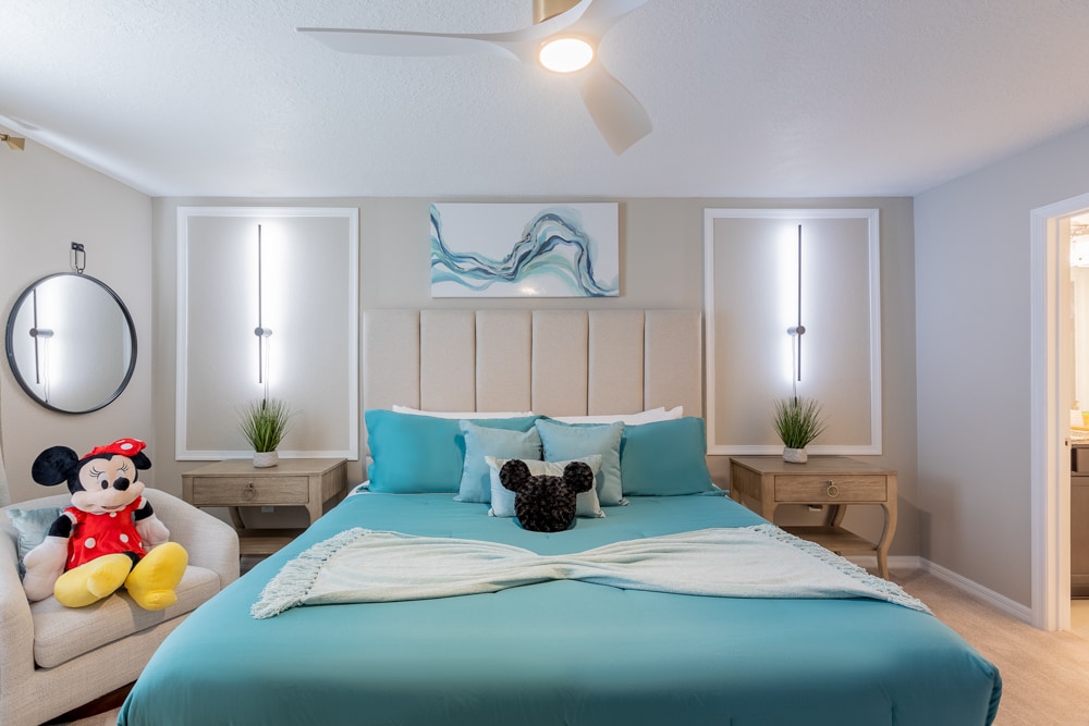 Unafikiria nini kuhusu kutumia muda na wanandoa hawa wazuri? Katika chumba hiki kikuu cha kulala utapata kitanda cha ukubwa wa kifalme, meza mbili (moja kila upande wa kitanda), kabati la kujipambia, televisheni, sehemu ya kufanyia kazi ya kujitegemea, kabati, bafu lenye bafu la kuingia na sinki mbili